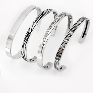 Bracciale Rigido Aperto In Acciaio Al Titanio Vintage Per Uomo Donna Incisione Etnica Foglia Piuma Regolabile Argento Gioielli