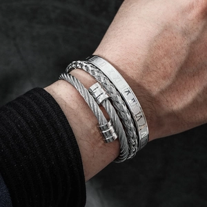 Dettaglio del set di bracciali da uomo con numeri romani e acciaio al titanio intrecciato