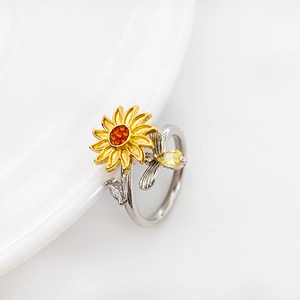 Anello girevole girasole e ape con zirconi cubici su fascia d'argento da donna