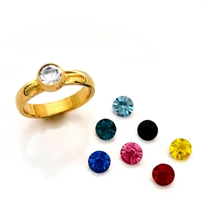 Detail van vergulde roestvrijstalen ring met 8 verwisselbare gekleurde diamanten stenen