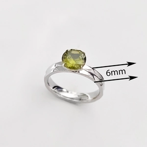 Anillo de acero inoxidable de 6mm con circonita verde oliva de talla redonda