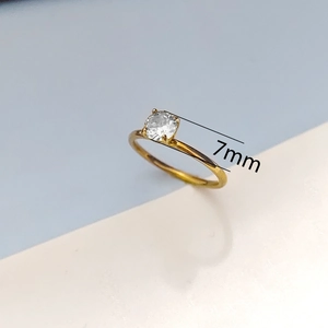 Minimalistischer Verlobungsring aus Gold-Edelstahl mit 7mm rundem Zirkon-Solitär
