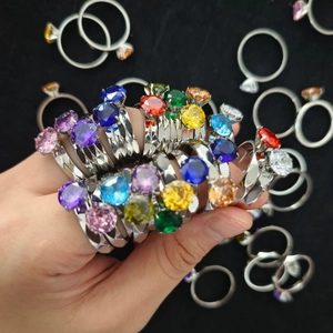 Anillos apilables de acero inoxidable con circonitas de colores y engaste clásico de seis garras