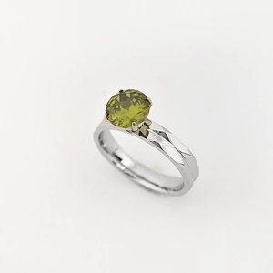 Anillo de piedra natal con circón verde oliva y banda geométrica de acero inox