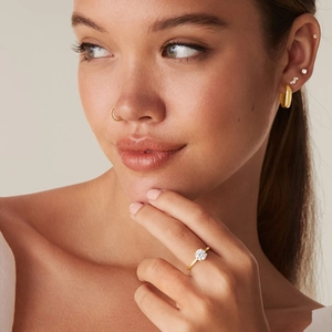 Eleganter goldener Edelstahl-Verlobungsring mit rundem Zirkonia am Modell