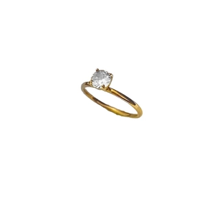 Klassischer goldener Edelstahlring mit rundem Zirkonia in einer eleganten 4-Krallen-Fassung