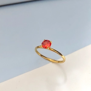 Minimalistischer goldener Edelstahlring mit rundem orangerotem Zirkonstein-Besatz