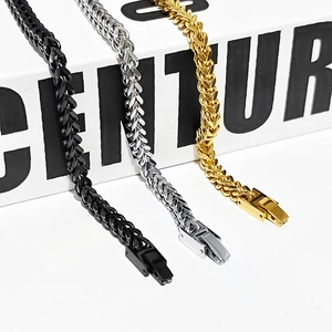 Close-up van de Franco-kettingen met V-weving in zwart, zilver en goud met vouwsluiting