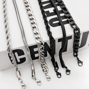 Détail de chaînes curb et serpent en acier titane avec fermoirs homard en noir et argent