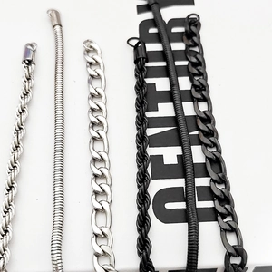 Détail de chaînes en acier inoxydable argenté et noir, modèles corde, serpent et cubain