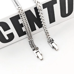 Detailopname van de zilveren Franco-schakelketting met een stevige vouwsluiting