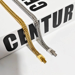 Detail van Franco-schakelketting met rechthoekige vouwsluiting in goud en zilver finish
