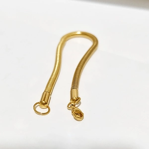 Détail d'un bracelet chaîne serpent dorée flexible avec fermoir mousqueton pour hommes