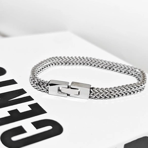 Detail van zilveren roestvrijstalen Franco-kettingarmband met een strakke rechthoekige sluiting