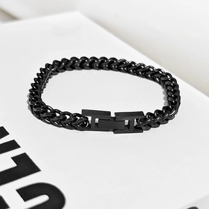 Detailopname van zwarte roestvrijstalen schakelarmband met een H-vormige vouwsluiting