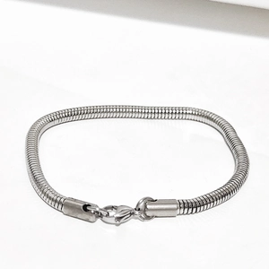 Bracelet maille serpent argentée pour homme avec fermoir mousqueton solide et poli brillant