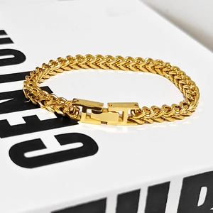 Macro-opname van een vergulde Franco kettingarmband met een stevige H-vormige vouwsluiting