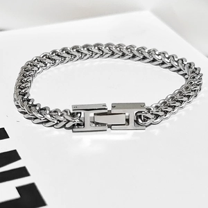 Detailopname van de zilveren tarweketting armband met minimalistische rechthoekige sluiting