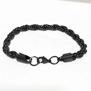 Détail macro du bracelet gourmette noire pour hommes avec grand fermoir homard
