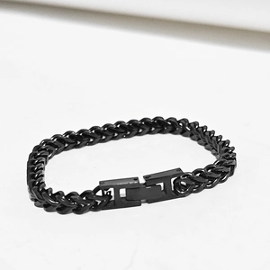 Macro-opname van de zwarte Franco-kettingarmband voor heren met een veilige vouwsluiting