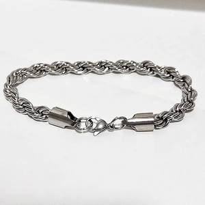 Détail du bracelet chaîne torsadée argentée avec fermoir mousqueton pour hommes