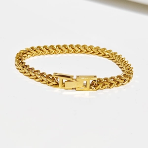 Macro-opname van een gouden Franco-kettingarmband met een veilige vouwsluiting
