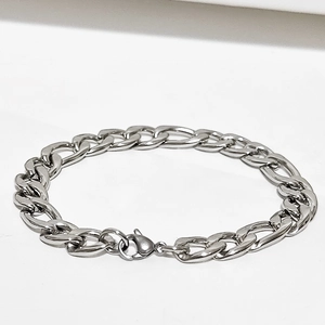 Détail d'un bracelet gourmette argenté avec fermoir mousqueton solide pour homme