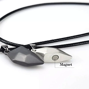 Collana magnetica a cuore per coppia con ciondoli geometrici nero e argento su cordino