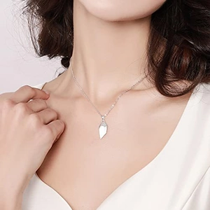 Primo piano di un ciondolo a cuore magnetico su una collana d'argento indossata