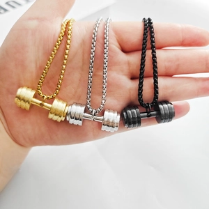 Collier avec pendentif haltère en or, argent et noir pour les passionnés de fitness