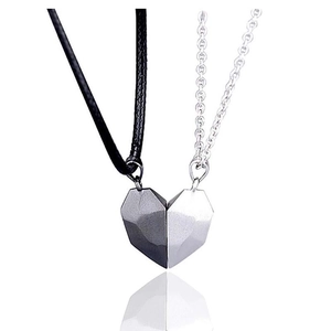 Dettaglio delle collane con ciondolo a cuore magnetico con cordino nero e catena