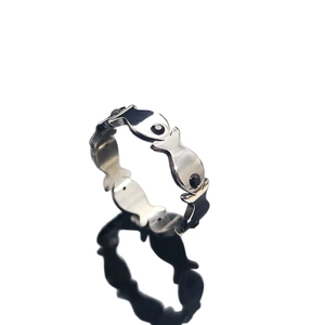 Bague poisson en acier inoxydable poli pour femmes avec des accents noirs minimalistes