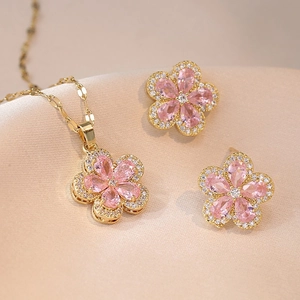Elegantes vergoldetes Set aus Halskette und Ohrringen mit rosa Zirkonia-Blumenanhänger