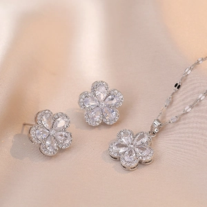 Exquisites Silber-Zirkon-Blumenschmuckset mit Halskette und Ohrsteckern auf Satin
