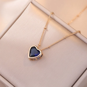 Elegante gouden titanium stalen ketting met een diepblauwe hartvormige zirkoon hanger
