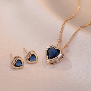 Elegantes Herzschmuck-Set mit blauen Zirkonen und roségoldener Titankette sowie Ohrsteckern