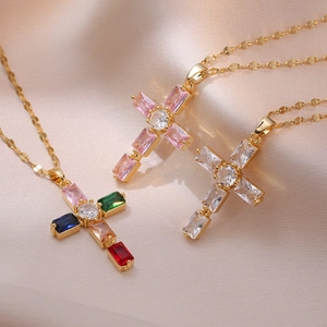 Collier croix doré chic serti de zircons rectangulaires colorés micro-incrustés pour femmes