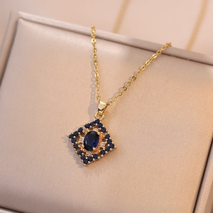 Collier élégant en acier titane doré avec pendentif fleur en saphir bleu et zircon