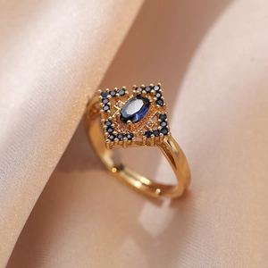 Bague dorée élégante avec un saphir bleu ovale en zircon et un anneau ouvert réglable