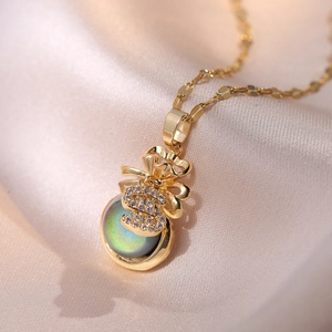 Collier sac de fortune doré avec lettre S en cristal et pendentif œil de chat iridescent