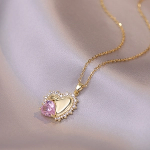 Collana con pendente a cuore rosa, catena dorata e contorno di zirconi luminosi