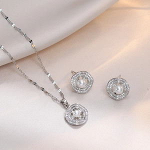 Détail d'une parure en perles d'argent avec cercles concentriques et pavé de zircon