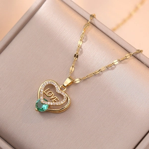 Minimalistische goldene Herzkette mit grünem Kristall und LOVE Gravur für Damen