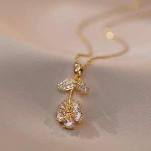 Elegante goldene Blumenhalskette mit Zirkonia-Kristallen auf Champagner-Samt-Hintergrund