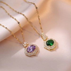Elegante Goldhalskette mit violetten und grünen Smaragdschliffsteinen und Mikrodiamanten