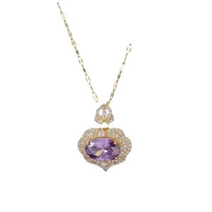 Elegante Goldhalskette mit großem ovalem lila Edelstein und mikrogepflasterten Diamanten