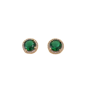 Boucles d'oreilles halo avec zircon vert et plaquage or sur fond blanc neutre