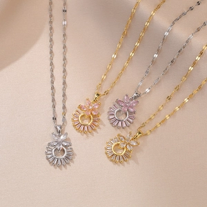 Collier élégant en acier titane avec pendentif fleur et zircons en or et argent