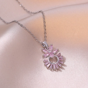 Collier élégant en argent avec fleur en zircon rose et pendentif en pierre précieuse