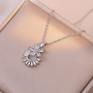Gros plan du pendentif fleur avec zircons blancs sur doublure en soie beige élégante
